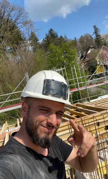 Ibrahim Latifi, Inhaber von Matteo GmbH, auf der Baustelle
